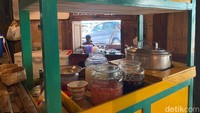 Pilihan wedang lainnya adalah wedang uwuh, ronde, hingga wedang jahe. Di sini ada gerobaknya lho! Foto: detikfood