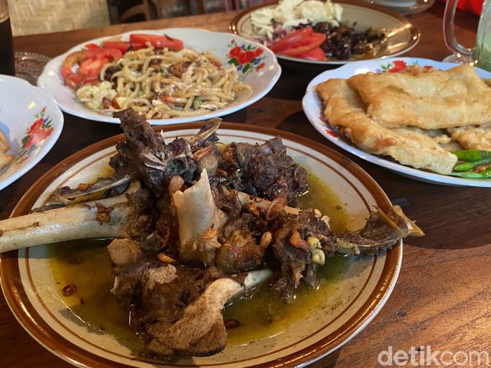 Lali Omah: Sedap Mlekoh! Tengkleng Wedhus Sumsum Iga di Rumah Joglo Lali Omah: Sedap Mlekoh! Tengkleng Wedhus Sumsum Iga di Rumah Joglo