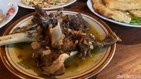 Untuk kamu penggemar tengkleng kambing khas Jawa Tengah, pasti akan terpuaskan menu di sini. Foto: detikfood