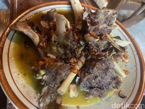 Transit di Stasiun Manggarai Bisa Jajan Soto Mie dan Tengkleng Enak
