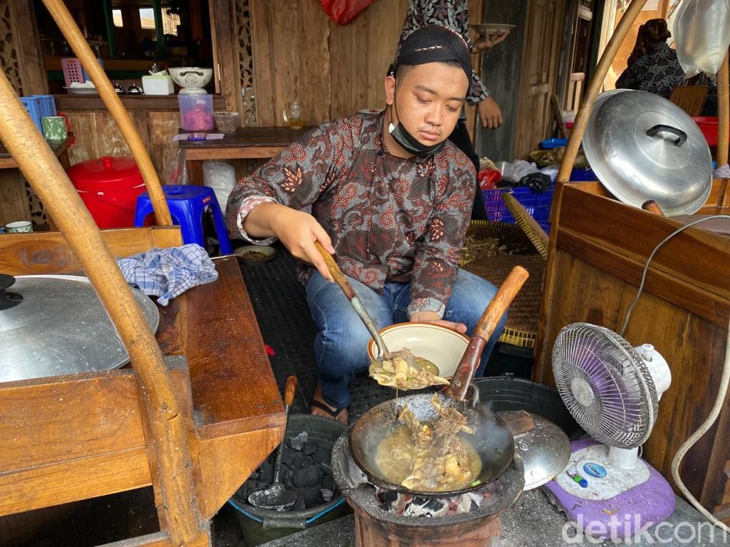 Lali Omah: Sedap Mlekoh! Tengkleng Wedhus Sumsum Iga di Rumah Joglo