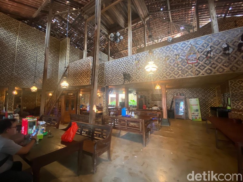 Lali Omah: Sedap Mlekoh! Tengkleng Wedhus Sumsum Iga di Rumah Joglo