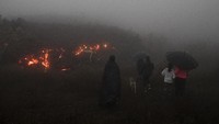 Gunung Pacaya telah dilaporkan aman sehingga banyak warga yang datang untuk melihat lebih dekat aliran lava gunung tersebut.  