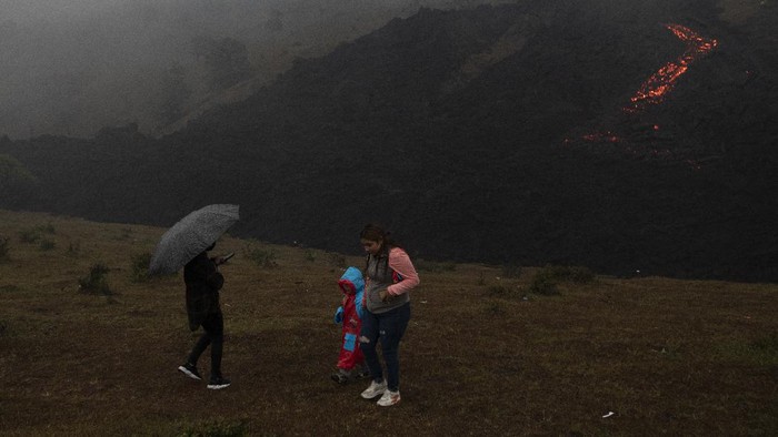 Lihat Lebih Dekat Lahar Gunung Berapi Pacaya A lava flow moves down the slopes of Pacaya Volcano, near El Patrocinio village in San Vicente Pacaya, Guatemala, Thursday, April 15, 2021. (AP Photo/Moises Castillo)