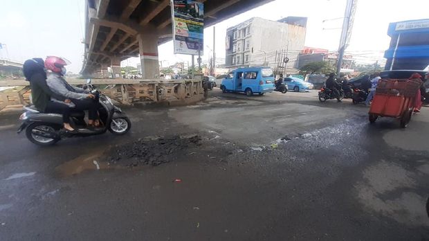 Lubang di Jembatan Kincan, Jl KH Noer Ali, Kota Bekasi telah ditambal.