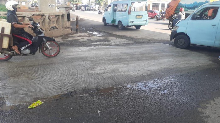 Lubang di Jembatan Kincan, Jl KH Noer Ali, Kota Bekasi telah ditambal.