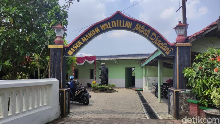 Makam Mbah Jaelani di Desa Kajeksan, Kecamatan Tulangan tak pernah sepi peziarah. Terlebih saat Bulan Ramadhan, banyak yang datang dari berbagai kota.