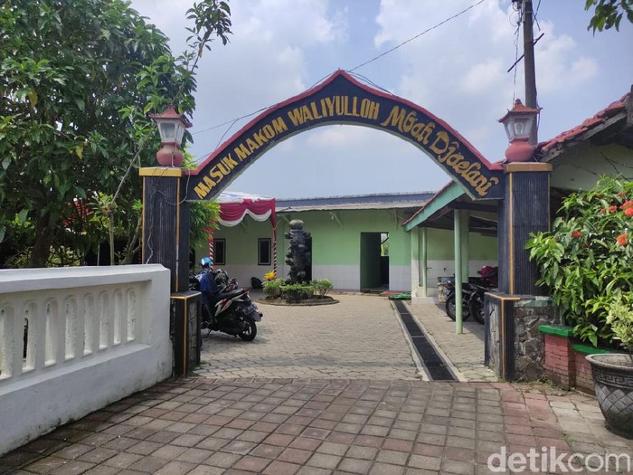 Makam Mbah Jaelani di Desa Kajeksan, Kecamatan Tulangan tak pernah sepi peziarah. Terlebih saat Bulan Ramadhan, banyak yang datang dari berbagai kota.