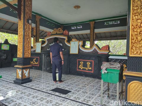 Makam Mbah Jaelani di Desa Kajeksan, Kecamatan Tulangan tak pernah sepi peziarah. Terlebih saat Bulan Ramadhan, banyak yang datang dari berbagai kota.