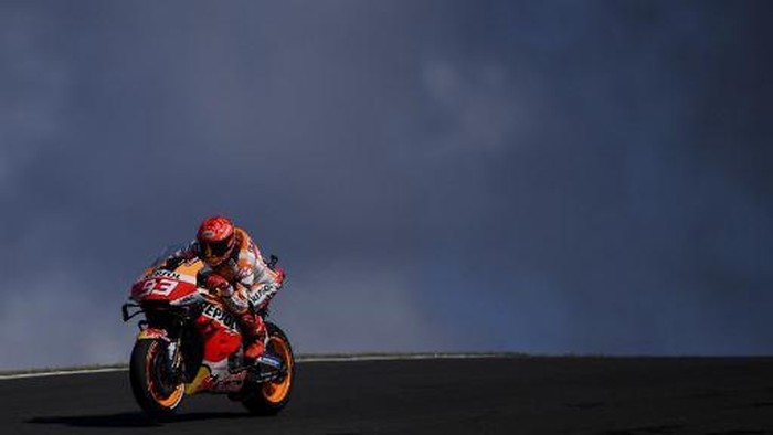 Repsol Honda Teams Spanish rider Marc Marquez rides during the first MotoGP free practice session of the Portuguese Grand Prix at the Algarve International Circuit in Portimao, on April 16, 2021. (Photo by PATRICIA DE MELO MOREIRA / AFP)