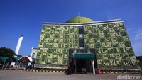 Sementara untuk menara masjid berbentuk bulat panjang dengan puncak elips. Di atas puncak elips terlihat logo bulan sabit dengan bintang lima di bagian tengah.