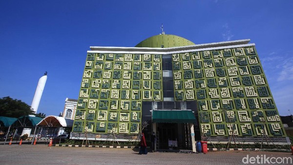 Sementara untuk menara masjid berbentuk bulat panjang dengan puncak elips. Di atas puncak elips terlihat logo bulan sabit dengan bintang lima di bagian tengah. Sementara untuk menara masjid berbentuk bulat panjang dengan puncak elips. Di atas puncak elips terlihat logo bulan sabit dengan bintang lima di bagian tengah.