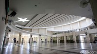 Di bagian dalam, desain atap membentuk bulan bintang, salah satu simbol umat Islam.