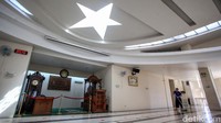 Plafon di dekat mimbar terlihat unik dengan bentuk bintang.