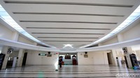 Desain interior masjid juga unik.
