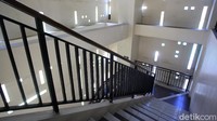 Masjid ini terdiri dari tiga lantai.