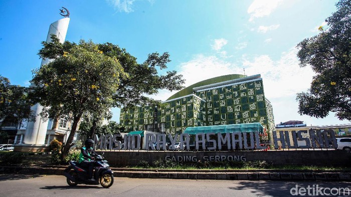 Hampir tidak ada yang tak viral dari karya-karya Ridwan Kamil. Salah satunya Masjid Asmaul Husna di Gading Serpong, Banten yang terlihat pada Jumat (16/4/2021). Bentuknya yang visioner, berbentuk kubus tanpa kubah dengan berbalut kaligrafi kufi bertuliskan Asmaul Husna.