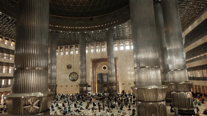 Masjid Istiqlal Salat Jumat pekan pertama Ramadhan di Masjid Istiqlal, Jakarta, Jumat (16/4/2021).