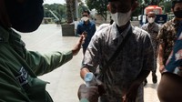 Sebelum masuk ke gedung masjid, jemaah diperiksa suhu tubuhnya. Jemaah juga diwajibkan memakai masker (Foto: Andhika Prasetya)