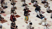 Penanda X sudah dipasangi di ruang salat untuk menjaga jarak antar-jemaah. (Foto: Andhika Prasetia/detikcom)