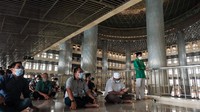 Tidak hanya di ruang utama salat, jemaah juga memenuhi lantai 2 area salat. (Foto: Andhika Prasetia/detikcom)
