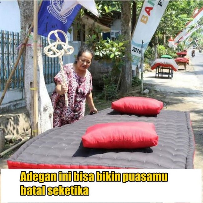Kalau denger suara-suara mirip bedug sebaiknya diperiksa dulu ya guys.. jangan sampai ternyata cuma prank dari emak-emak yang lagi ngebutin kasur kayak gini. Foto: Instagram
