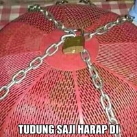 Biar puasa aman terkendali tudung sajinya dirantai kayak gini aja. Sungguh ide cemerlang yang juga membagongkan. Foto: Instagram/@katalucugambar