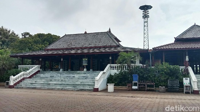 Menengok Masjid Mantingan Jepara Masjid Mantingan merupakan bangunan masjid kuno yang terletak di Desa Mantingan, Jepara, Jateng. Masjid itu dibangun pada masa pemerintahan Ratu Kalinyamat pada abad ke-16.