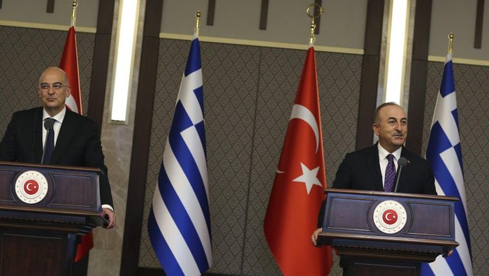 Turkish Foreign Minister Mevlut Cavusoglu, right, talks during a joint media statement with Greek Foreign Minister Nikos Dendias, following their meeting in Ankara, Turkey, Thursday, April 15, 2021. Greeces foreign minister is in Ankara Thursday for talks on the two NATO allies fraught relationship, following a slight easing of tensions between the neighbors.The visit is the first between the two nations following a tumultuous year.(AP Photo/Burhan Ozbilici)