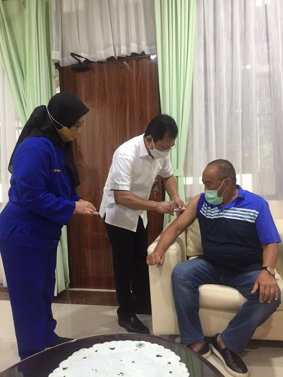 Momen Aburizal Bakrie Disuntik Vaksin Nusantara oleh Terawan (Foto: dok Istimewa)