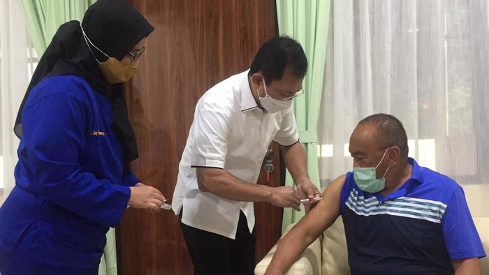 Momen Aburizal Bakrie Disuntik Vaksin Nusantara oleh Terawan (Foto: dok Istimewa)