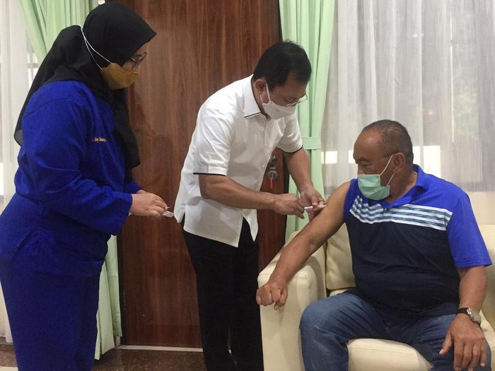 Momen Aburizal Bakrie Disuntik Vaksin Nusantara oleh Terawan (Foto: dok Istimewa)