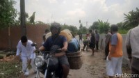 Hal senada turut disampaikan Ketua RW setempat, Rahmat. Rahmat mengatakan pagar dibongkar setelah ada pertemuan di kantor lurah.
