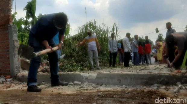 Pagar setinggi 2 meter yang menutupi jalan di Pekanbaru, Riau, akhirnya dibongkar. Pagar dibongkar setelah pemilik lahan menggelar pertemuan dengan pihak pemerintah.