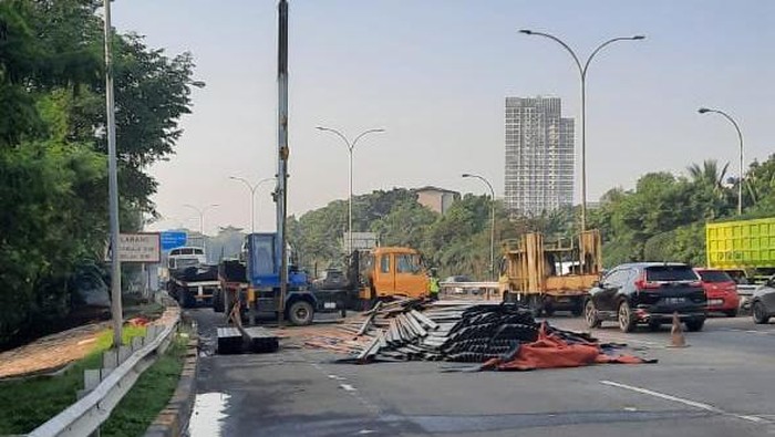 Muatan Besi Jatuh di Tol JORR, Ulujami Arah Veteran Macet (Foto: Twitter Jasa Marga)