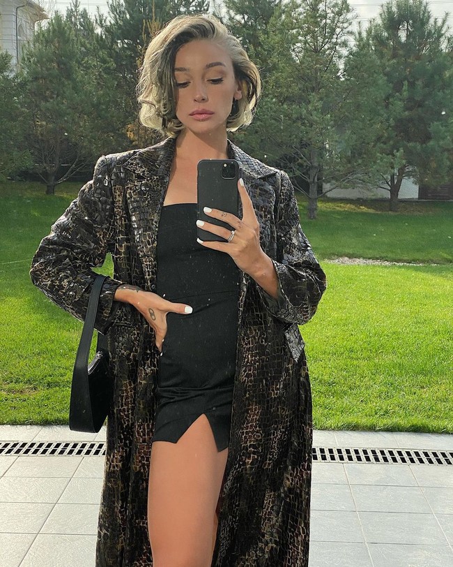 Nastya Ivleeva sejak lama sudah terobsesi untuk memiliki mobil Lamborghini. Setelah giat menabung, Nastya akhirnya bisa membeli supercar tersebut tahun lalu. Foto: Instagram