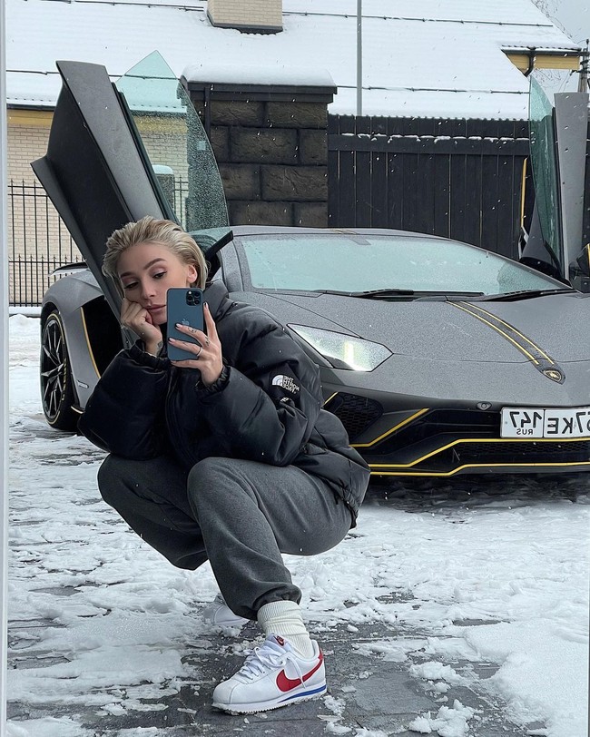 Inilah penampakan Nastya saat berpose di depan mobil mewahnya itu. Kini wanita yang juga berprofesi sebagai model itu meratapi nasibnya. Foto: Instagram