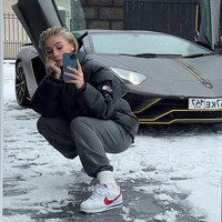 Inilah penampakan Nastya saat berpose di depan mobil mewahnya itu. Kini wanita yang juga berprofesi sebagai model itu meratapi nasibnya. Foto: Instagram