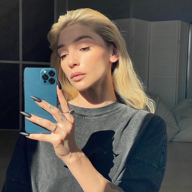 Selebgram bernama Nastya Ivleeva itu membeli mobil mewahnya senilai Rp 11 miliar. Tapi dia tak mampu membayar denda sebesar 20 juta ruble atau setara dengan Rp 3,8 miliar.  Foto: Instagram