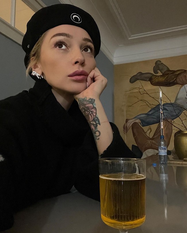 Selebgram asal Rusia ini akhirnya memiliki mobil impiannya yakni Lamborghini. Namun dia jadi sorotan karena tidak mampu bayar tilang.  Foto: Instagram