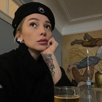 Selebgram asal Rusia ini akhirnya memiliki mobil impiannya yakni Lamborghini. Namun dia jadi sorotan karena tidak mampu bayar tilang.  Foto: Instagram