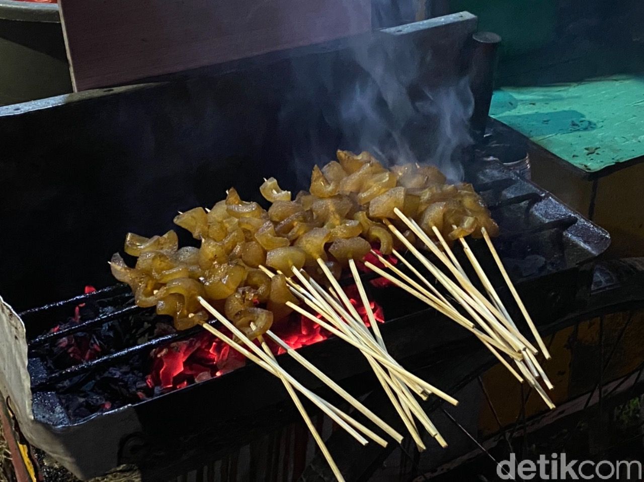 Nyamm! Kenyal Lembut Sate Kikil Racikan Mang Udin di Ciputat