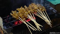 Sate akan dibakar fresh setelah dipesan pengunjung. Hal ini pula yang membuat orang-orang semakin kepincut aromanya. Foto: Zahrah Zayyan Layalia/detikcom