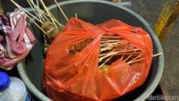 Tiap hari Mang Udin bisa menghabiskan 2.000 tusuk sate kikil dan tetelan untuk 200 porsi. Untuk menu paling favoritnya adalah sate tetelan. Foto: Zahrah Zayyan Layalia/detikcom