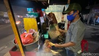 Sate kikil dan sate tetelan Mang Udin dijual dengan harga terjangkau. Tiap tusuknya Rp1.400 dan lontongnya Rp3.000. Foto: Zahrah Zayyan Layalia/detikcom