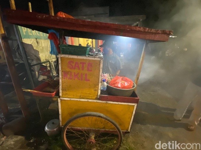 Nyamm! Kenyal Lembut Sate Kikil Racikan Mang Udin di Ciputat