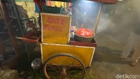 Sate kikil Mang Udin berlokasi di Gg.H.Nasan, tepatnya di pinggir jalan dekat perumahan Graha Hijau. Setiap hari racikan sate kikil ini selalu laris diantre. Foto: Zahrah Zayyan Layalia/detikcom