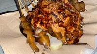Seporsi sate kikil di sini diberi guyuran sambal kacang dan taburan bawang goreng yang royal. Nikmat! Foto: Zahrah Zayyan Layalia/detikcom