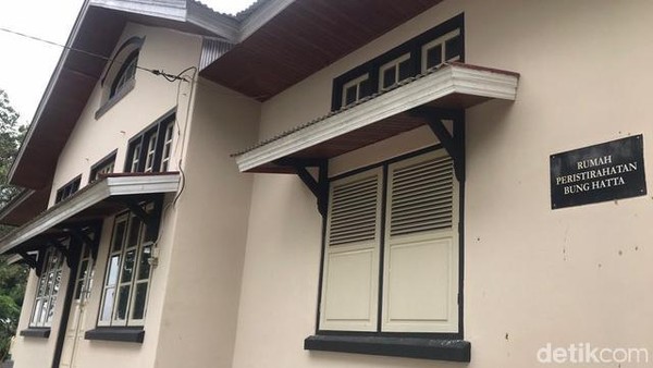 Di sini ada rumah tempat peristirahatan Bung Hatta. Untuk menjelajah lokasi ini bisa dengan berkendaraan. Tapi akan lebih seru jika menggunakan sepeda, atau berjalan kaki sekalian. Pasti makin seru! (Jeka Kampai/detikTravel) Di sini ada rumah tempat peristirahatan Bung Hatta. Untuk menjelajah lokasi ini bisa dengan berkendaraan. Tapi akan lebih seru jika menggunakan sepeda, atau berjalan kaki sekalian. Pasti makin seru! (Jeka Kampai/detikTravel)