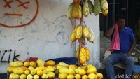 Sejumlah pedagang timun suri di Jalan Kalimalang, Jakarta Timur, meraup rezeki lebih saat bulan Ramadhan.